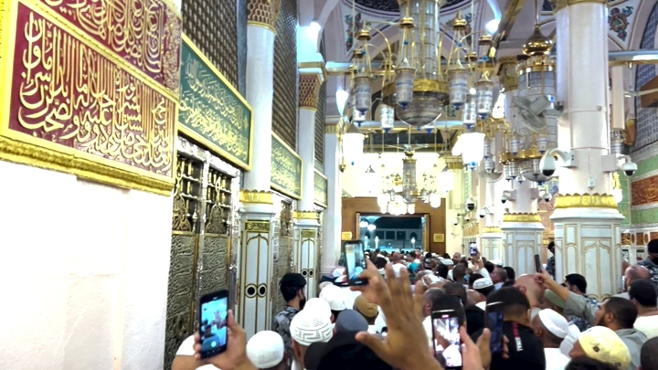الحجرة النبوية الشريفة في المسجد النبوي، المدينة المنورة، لقطة من الداخل.