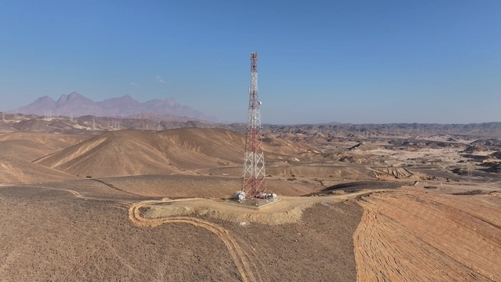 برج كهرباء في صحراء نيوم، لقطة درون.