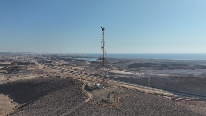 برج كهرباء في منطقة نيوم، لقطة درون في النهار.