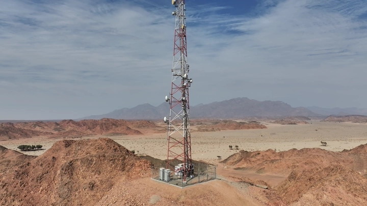 برج اتصالات في صحراء نيوم، لقطة درون.