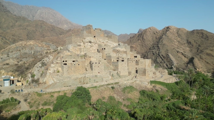 قرية ذي عين التاريخية في الباحة، لقطة درون نهارية.