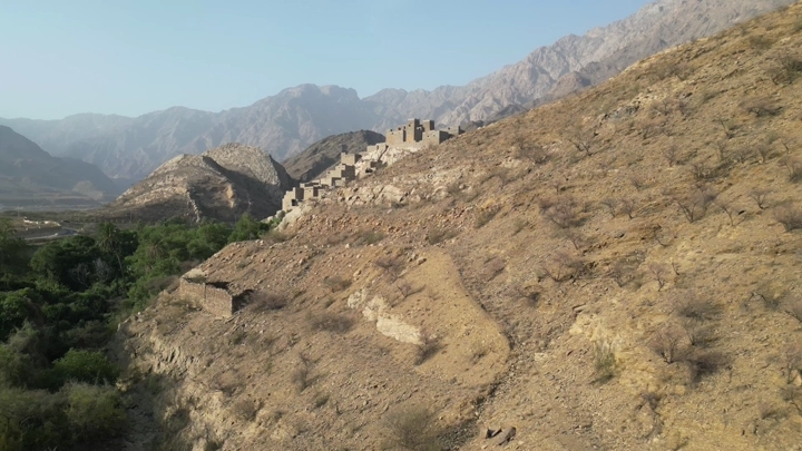 قرية ذي عين في منطقة الباحة، لقطة درون تُظهر الجبال المحيطة.