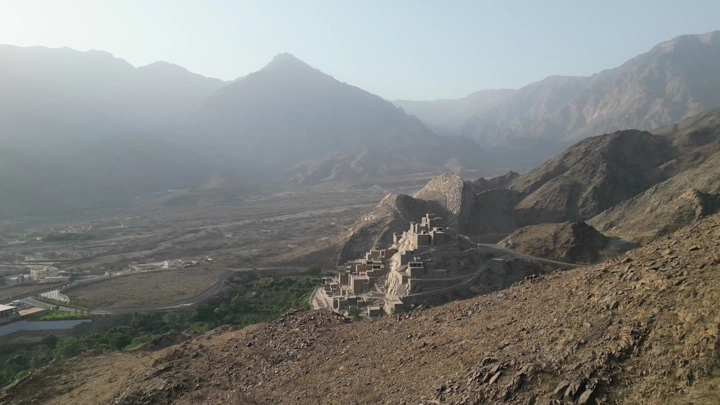 قرية ذي عين في منطقة الباحة، لقطة درون من الأعلى.