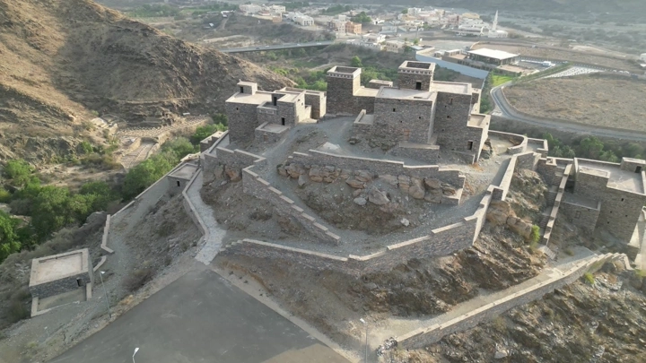 قرية ذي عين في منطقة الباحة، تصوير درون من الأعلى.