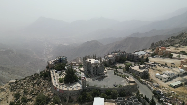 قرية المقر السياحية في النماص، لقطة جوية نهارية.