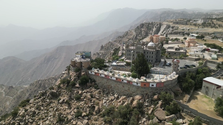 قرية المقر السياحية في النماص على قمة جبلية، لقطة جوية.