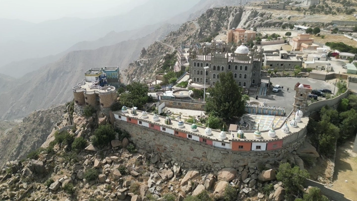 قرية المقر السياحية في النماص، تصوير جوي للمناظر الطبيعية.