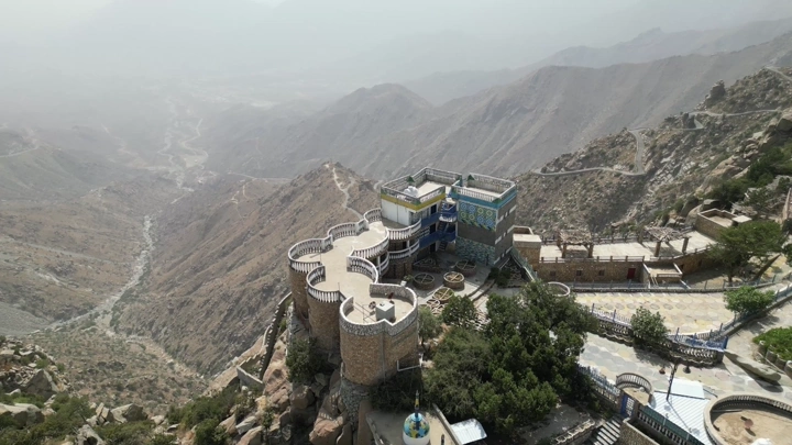 قرية المقر السياحية في النماص، تصوير جوي يظهر الجبال المحيطة.