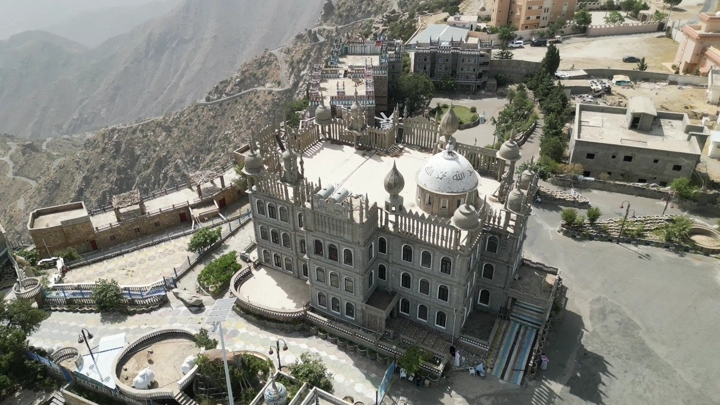 مبنى سياحي في قرية المقر بالنماص، لقطة جوية.