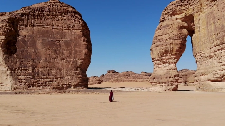 جبل الفيل في العلا تحت السماء الزرقاء، لقطة درون.