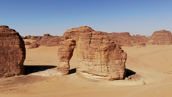 جبل الفيل في العلا تحت سماء زرقاء، لقطة درون.