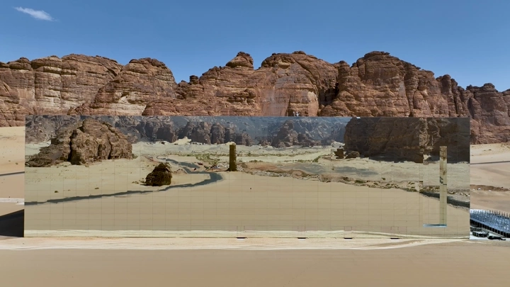 قاعة مرايا في العلا، تصوير جوي يظهر انعكاس الجبال.