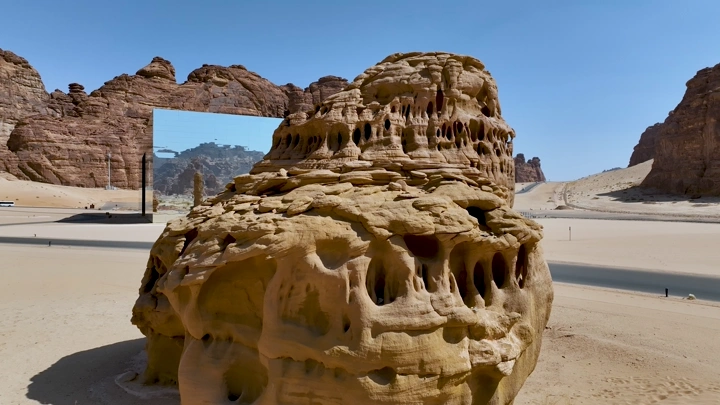 تكوين صخري أمام قاعة مرايا العلا في الصحراء، لقطة درون.