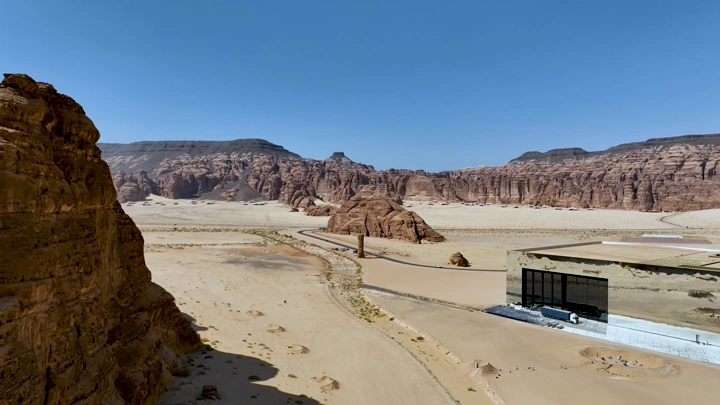 قاعة مرايا في العلا وسط الصحراء، لقطة درون.