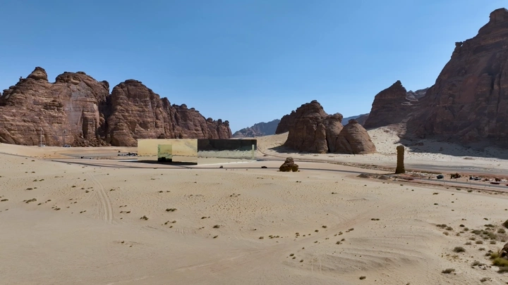 قاعة مرايا في العلا محاطة بالجبال، لقطة درون.