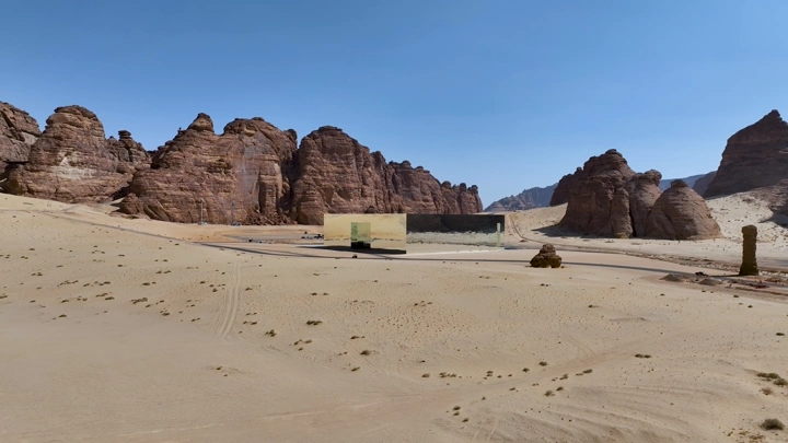 قاعة مرايا في العلا محاطة بالجبال، لقطة درون.