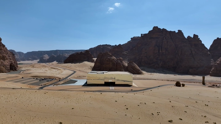 قاعة مرايا في العلا محاطة بالجبال، لقطة درون.