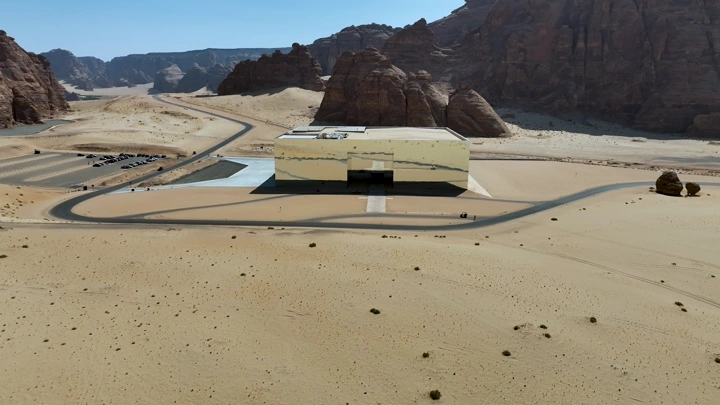 قاعة مرايا في العلا محاطة بالصحراء والجبال، لقطة درون.