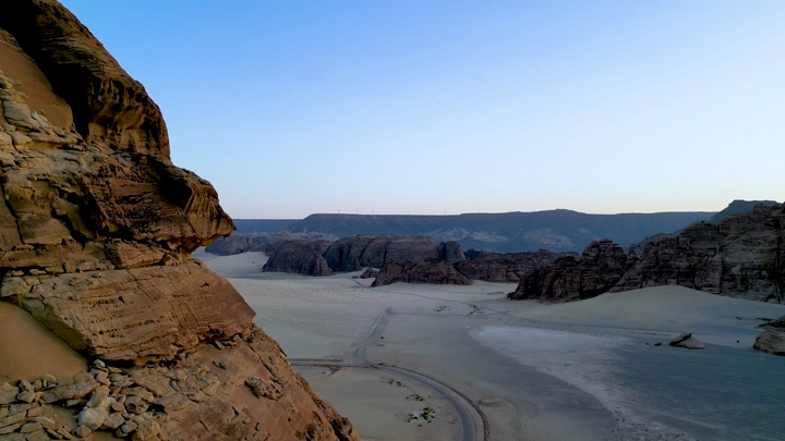 جبال العلا في الصحراء عند الغروب، لقطة درون.