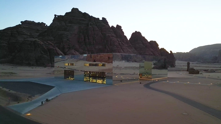 قاعة مرايا في العلا عند الغروب، لقطة درون.