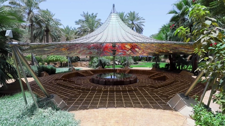 نافورة في حديقة قصر طويق بالرياض، لقطة نهارية.