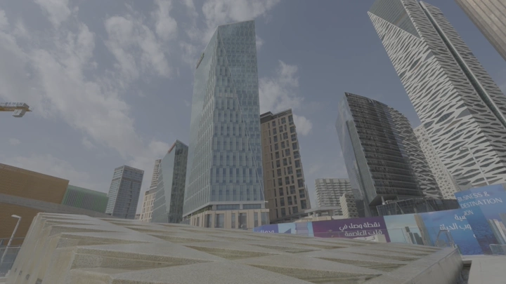 ناطحات سحاب في المركز المالي بالرياض، لقطة من الأسفل في وضح النهار.