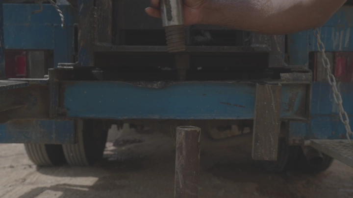 معدات اختبار التربة في موقع بناء، لقطة قريبة.