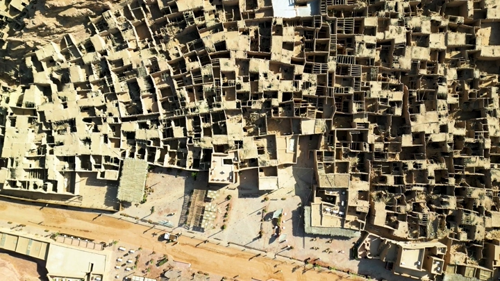 مشهد جوي لمدائن صالح في العلا، لقطة درون.