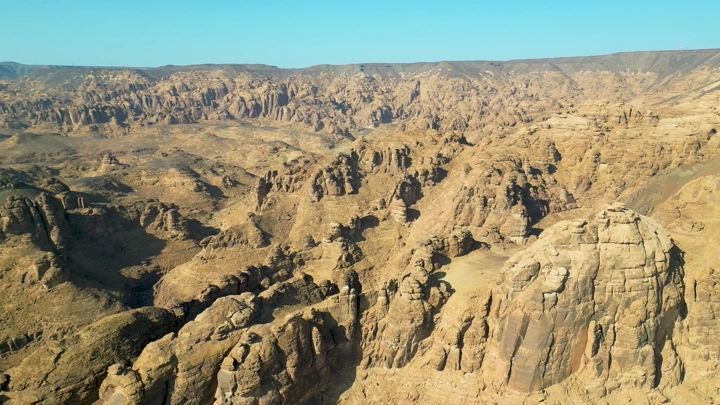 جبال العلا في النهار، لقطة درون واسعة.