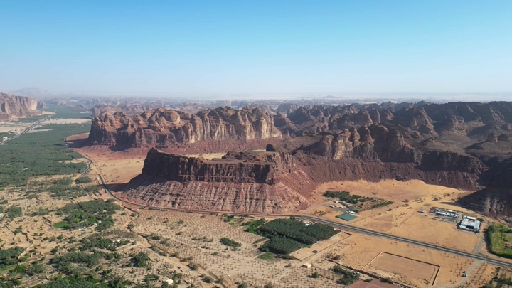 جبال العلا من الأعلى في يوم مشمس، لقطة درون.