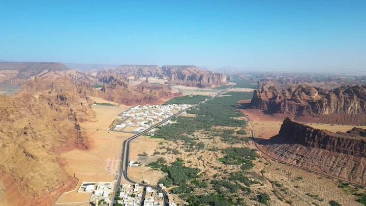 جبال العلا في السعودية، لقطة درون نهارية.