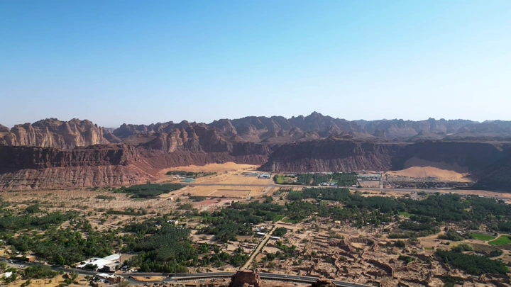 منظر جبال العلا في السعودية، لقطة درون نهارية.