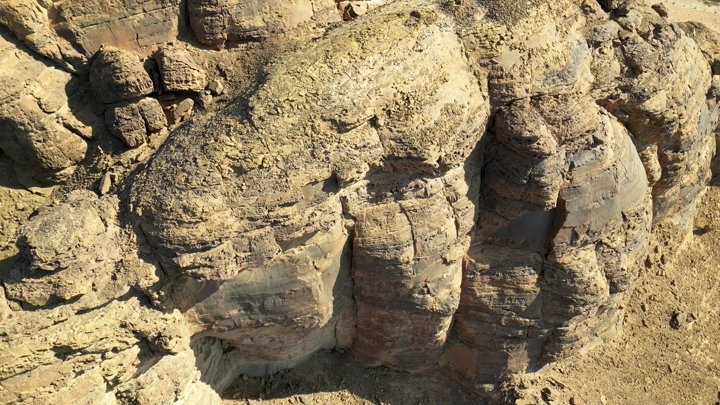 تكوينات صخرية في مدائن صالح بالعلا، لقطة درون.