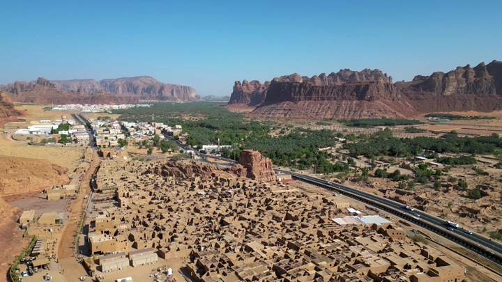 مدينة العلا مع الجبال في الخلفية، لقطة درون.