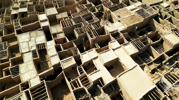 بيوت طينية في مدائن صالح بالعلا، لقطة درون.