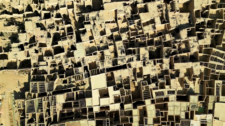 منازل طينية في مدائن صالح بالعلا، لقطة درون عمودية.