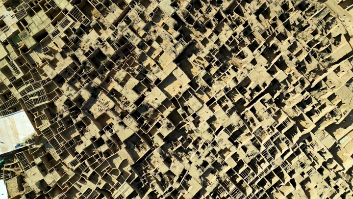 منازل طينية في مدائن صالح بالعلا، لقطة درون من الأعلى.