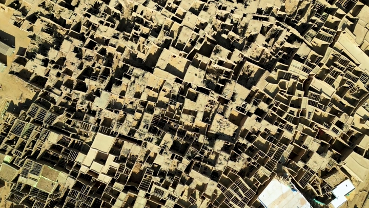 منازل طينية في مدائن صالح بالعلا، صورة جوية.