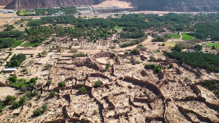 مدائن صالح في العلا، لقطة درون تظهر الآثار والمناظر الطبيعية المحيطة.