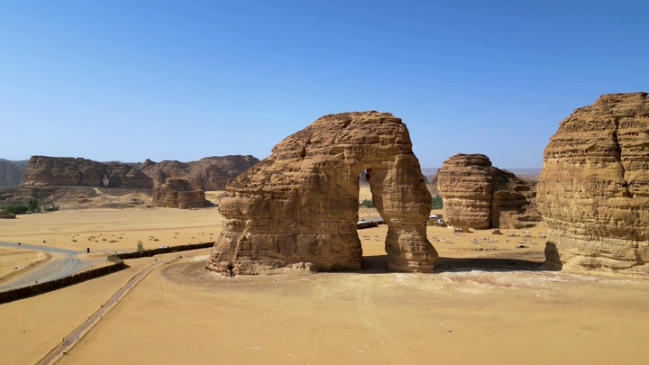 جبل الفيل في العلا، لقطة درون في وضح النهار.