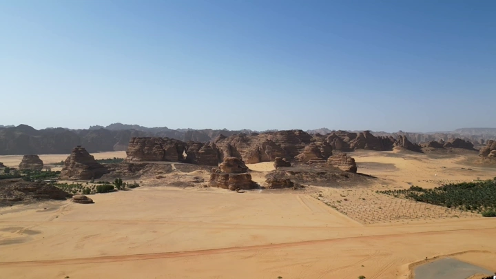 جبال العلا في الصحراء تحت سماء زرقاء، لقطة درون.