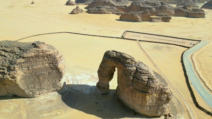 جبل الفيل في العلا، لقطة درون نهارية.