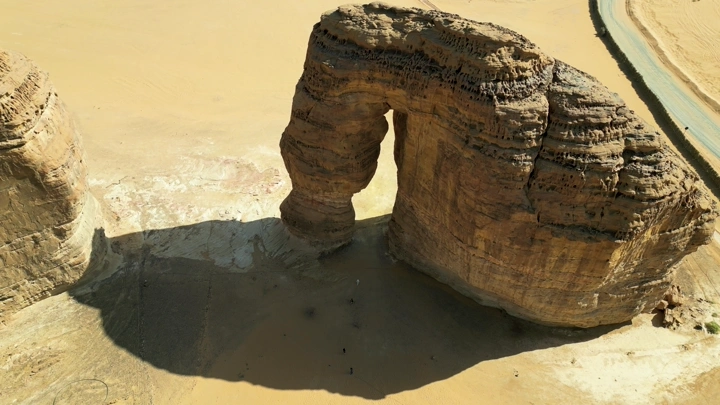 جبل الفيل في العلا، تصوير جوي في النهار.