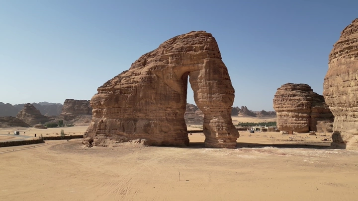 جبل الفيل في العلا تحت سماء صافية، لقطة درون.