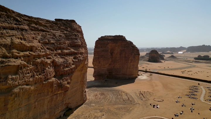 جبل الفيل في العلا خلال النهار، لقطة درون.