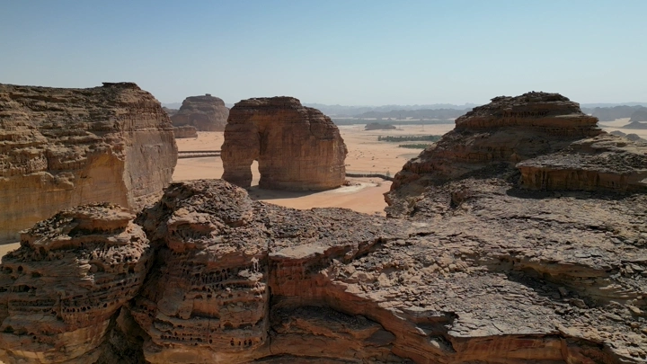 جبل الفيل في العلا تحت السماء الزرقاء، لقطة درون.