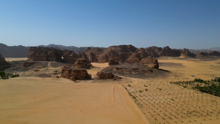 جبال العلا في الصحراء تحت السماء الزرقاء، لقطة درون.