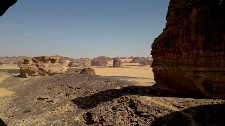 جبل الفيل في العلا تحت سماء صافية، لقطة درون.
