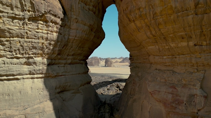 جبل الفيل في العلا، تصوير درون في وضح النهار.