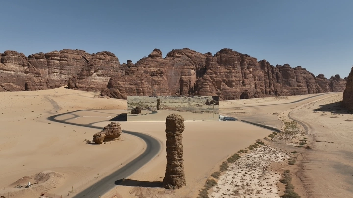 قاعة مرايا في العلا تحت السماء الزرقاء، لقطة درون.